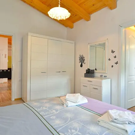 With Pool In Valbandon-istrien 44302 Holiday home *