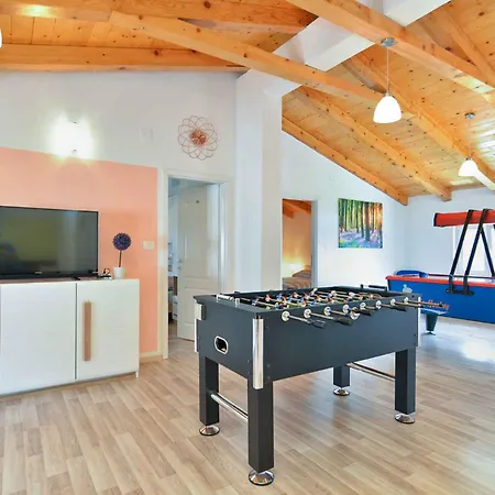 Holiday home With Pool In Valbandon-istrien 44302 Valbandon